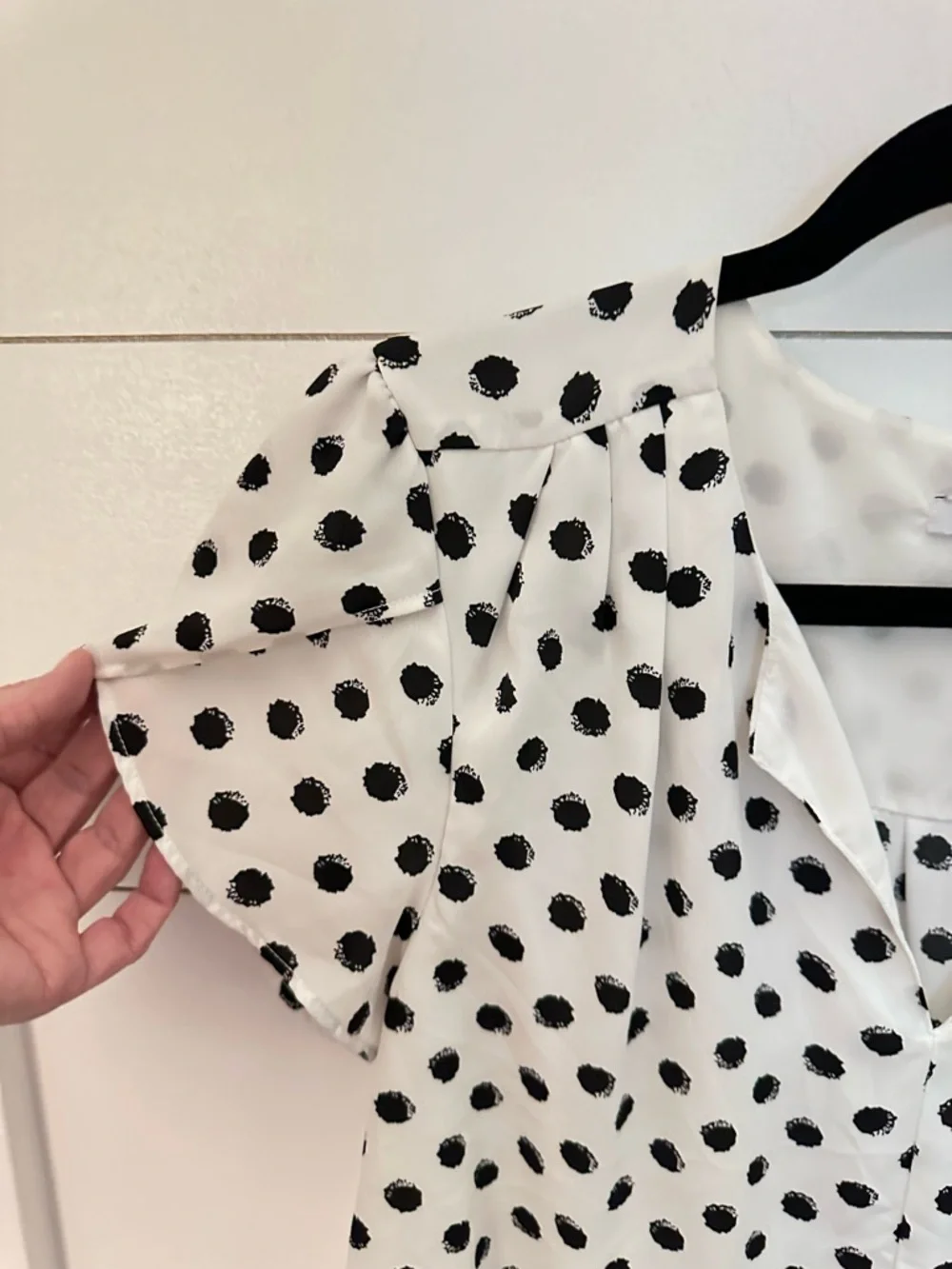 41 HAWTHORN M Carol Tulip sleeve white-black polkadot V neck top business casual - Picture 4 of 15